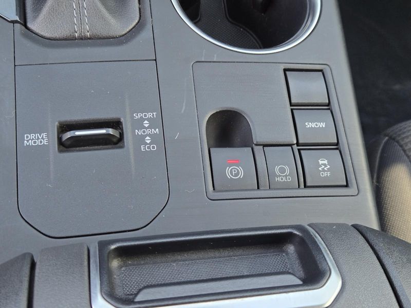 Used 2024 Toyota Highlander LE FWD (Natl)