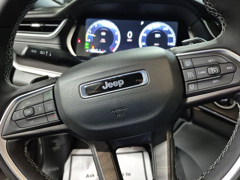 New 2025 Jeep Grand Cherokee L Limited 4x4Image 28