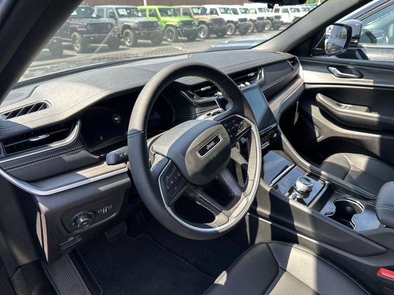 New 2025 Jeep Grand Cherokee L Limited 4x4Image 24