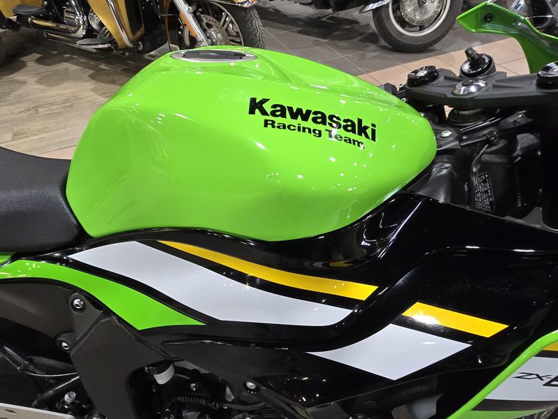 USED 2025 KAWASAKI NINJA ZX6R KRT EDITION LIME GREEN AND EBONY AND PEARL BLIZZARD WHITE Image 8