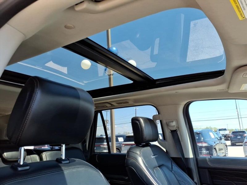 2020 Ford Expedition MAX Platinum photo 6