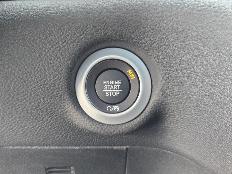 New 2026 Chrysler Pacifica Select FWD
