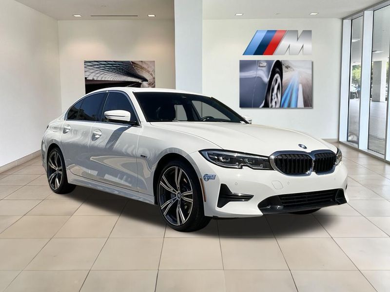 2022 BMW 3 Series 330e iPerformanceImage 2