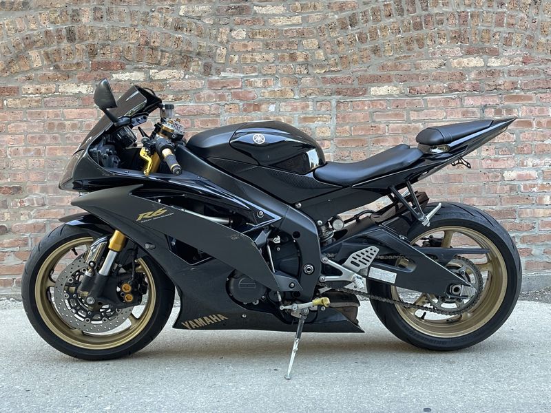 2009 Yamaha YZF R6 in a black gold exterior color. Motoworks Chicago 312-738-4269 motoworkschicago.com 