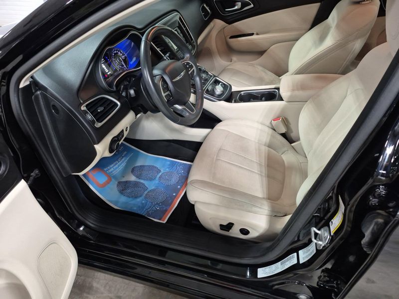 2015 Chrysler 200 LimitedImage 24