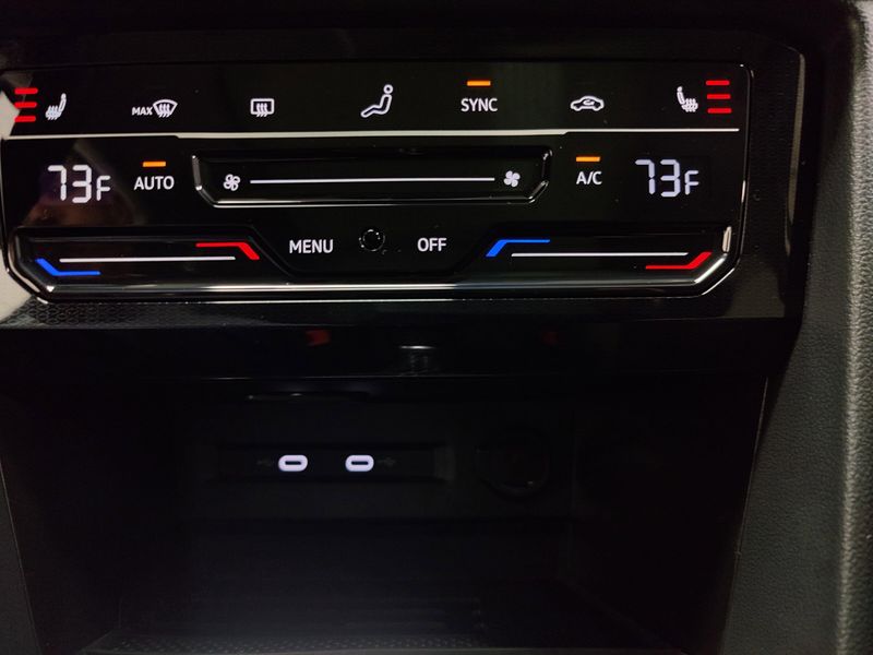Used 2025 Volkswagen Taos SE Black AWD w/SunroofImage 21