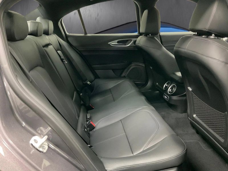 New 2026 Alfa Romeo Giulia AwdImage 12