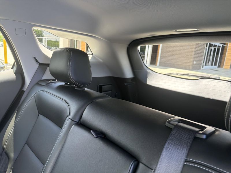 Used 2024 GMC Terrain SLTImage 32