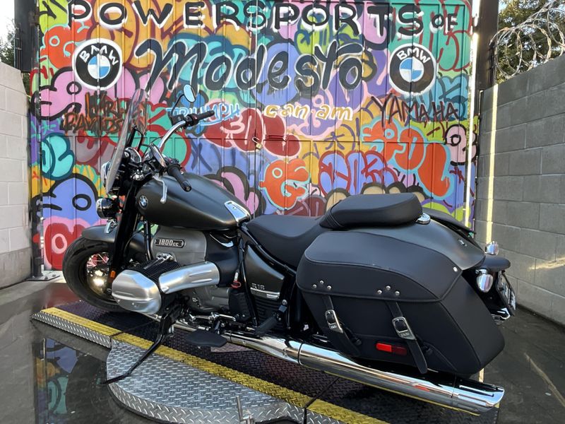 2022 BMW R18 CLASSIC in a MANHATTAN METALLIC MATTE exterior color. BMW Motorcycles of Modesto 209-524-2955 bmwmotorcyclesofmodesto.com 