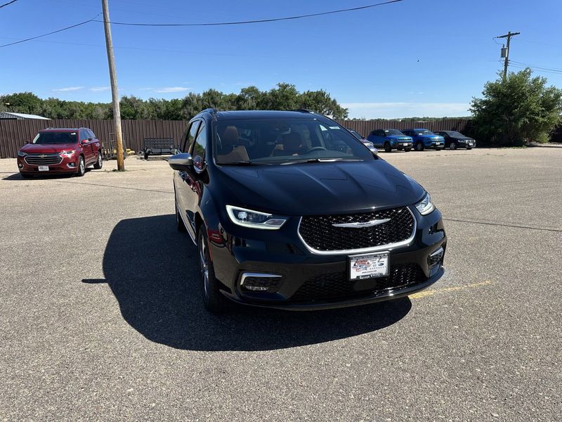 2024 Chrysler Pacifica Pinnacle AwdImage 2