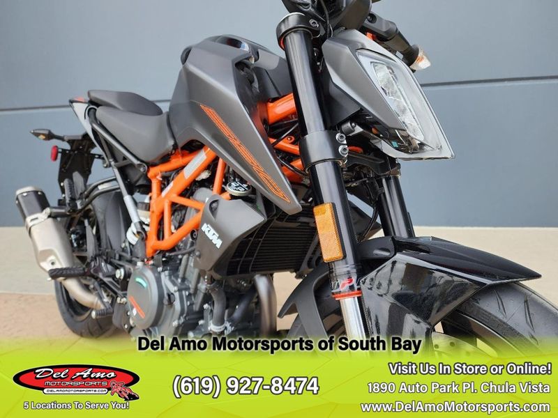 2023 KTM 390 DUKE  in a GREY exterior color. Del Amo Motorsports of South Bay (619) 547-1937 delamomotorsports.com 