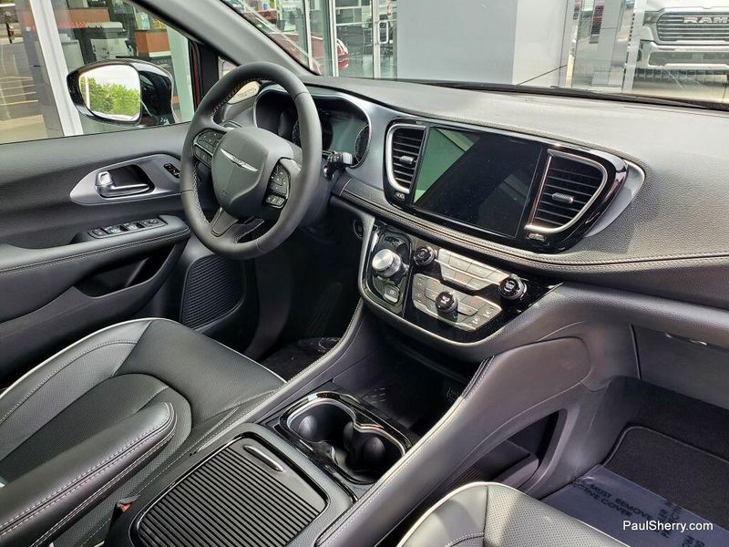 New 2025 Chrysler Pacifica LimitedImage 19