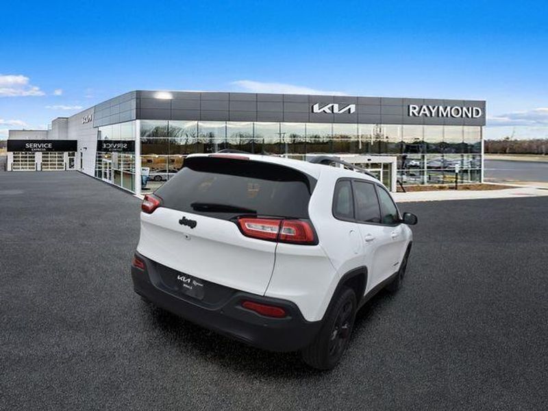Used 2018 Jeep Cherokee LimitedImage 3