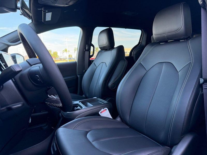 New 2027 Chrysler Pacifica LXImage 10