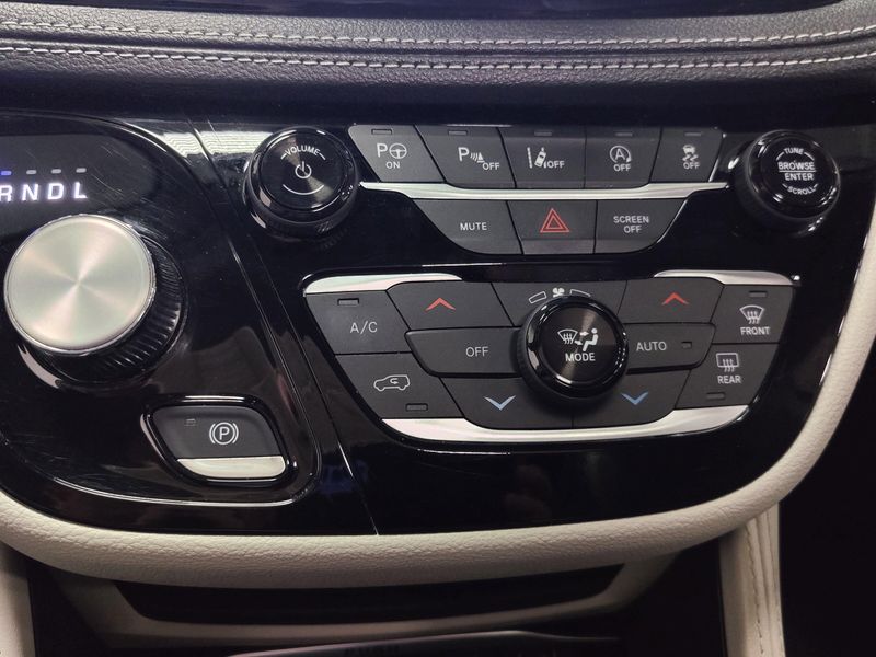 2024 Chrysler Pacifica Limited AWD w/Safety SphereImage 27