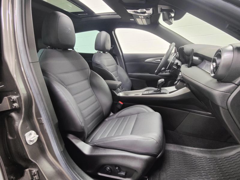 Used 2024 Alfa Romeo Tonale Veloce Premium AWD w/SunroofImage 5