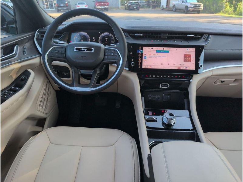 New 2026 Jeep Grand Cherokee L Limited 4x4Image 34