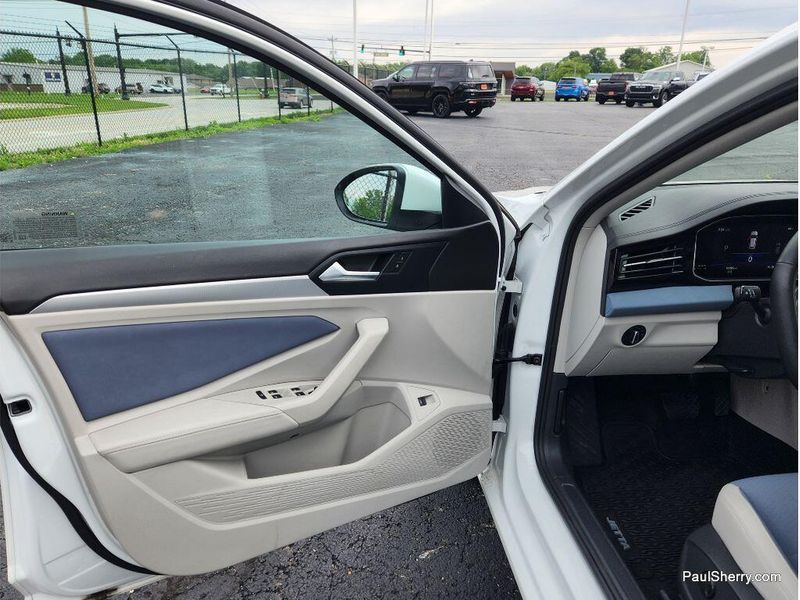 Used 2025 Volkswagen Jetta SE