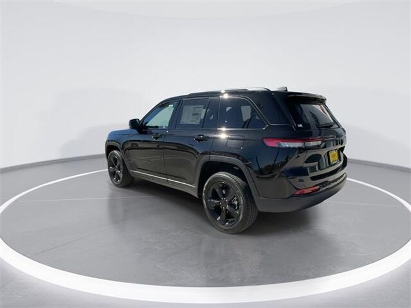 2025 Jeep Grand Cherokee Limited photo 4