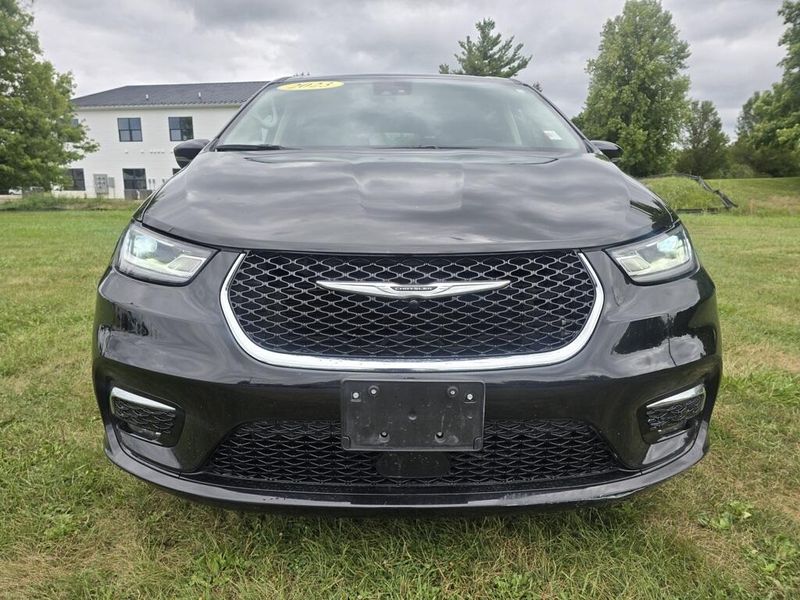 2023 Chrysler Pacifica Touring L photo 2
