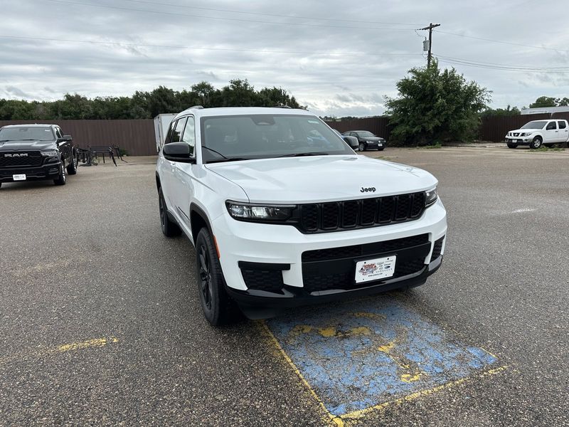 2024 Jeep Grand Cherokee L Altitude X 4x4Image 2