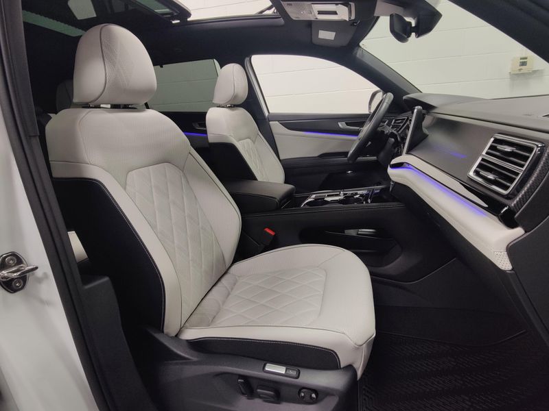 Used 2025 Volkswagen Atlas Cross Sport SEL Premium R-Line w/Sunroof/NavImage 5