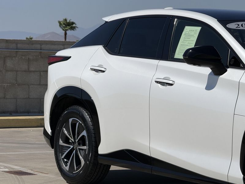 Used 2025 Lexus RZ 300e PremiumImage 5