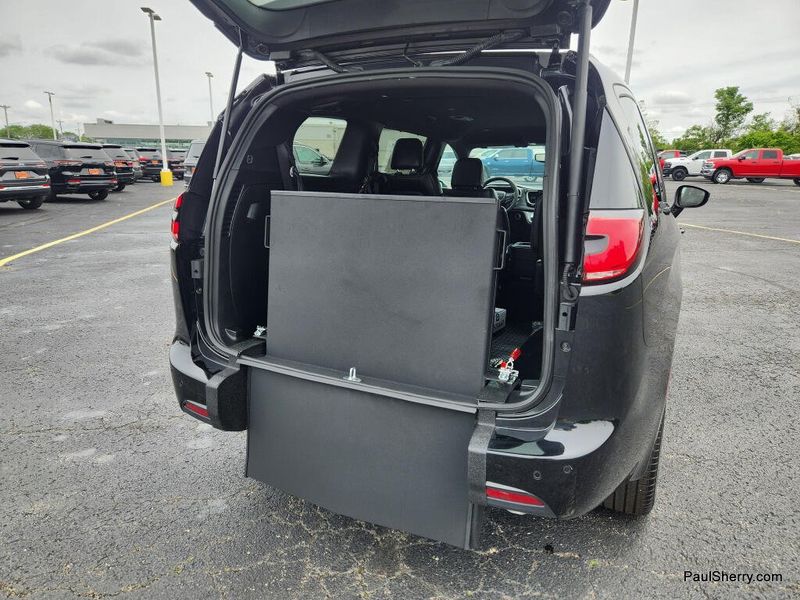 New 2026 Chrysler Pacifica Select