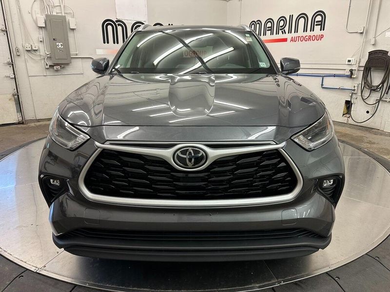 2021 Toyota Highlander XLE photo 9