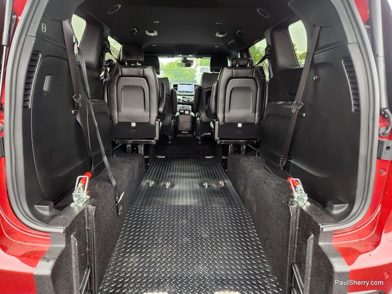 Used 2025 Chrysler Pacifica Select