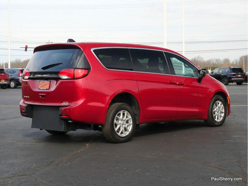 2025 Chrysler Voyager LXImage 12