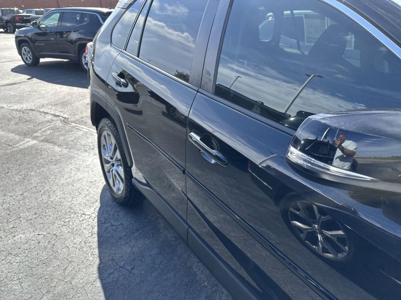 Used 2020 Toyota RAV4 XLE PremiumImage 5