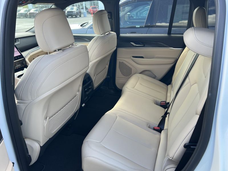 New 2025 Jeep Grand Cherokee Limited 4x4Image 15