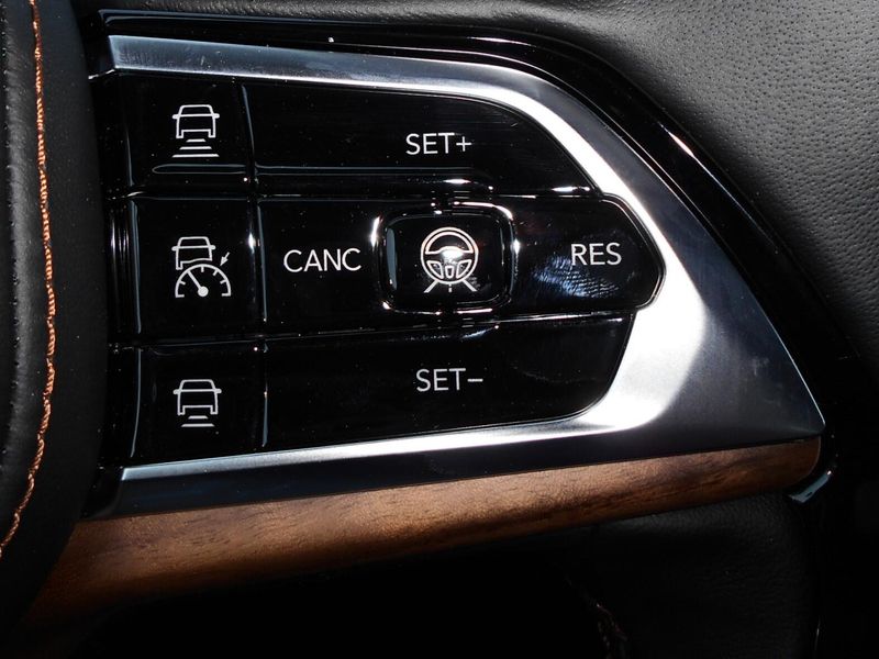New 2025 Jeep Grand Cherokee Summit Reserve 4x4Image 18
