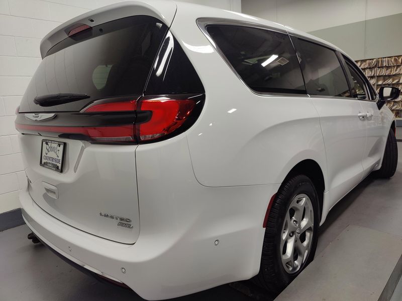 2024 Chrysler Pacifica Limited AWD w/Safety SphereImage 16