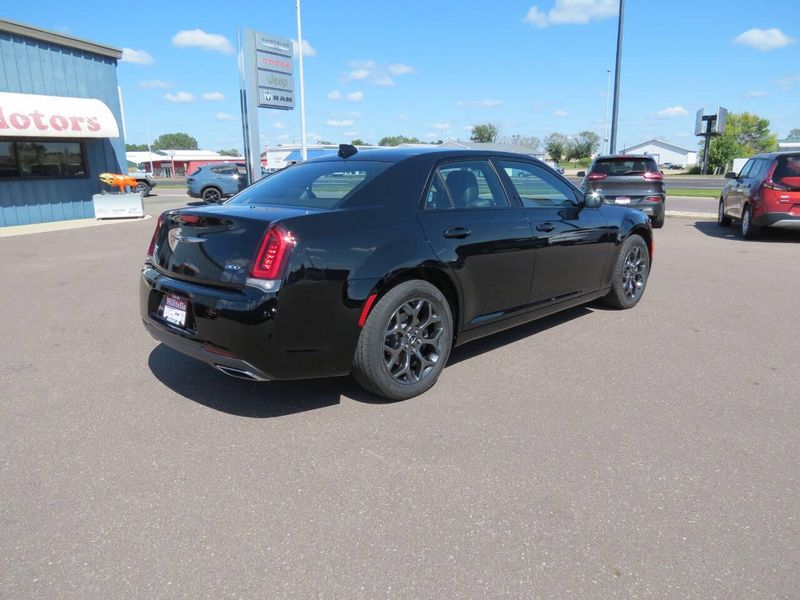 Used 2018 Chrysler 300 S AWD 4dr SedanImage 4