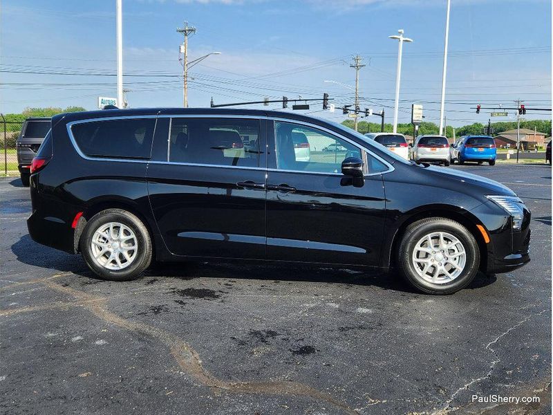 New 2027 Chrysler Pacifica Select