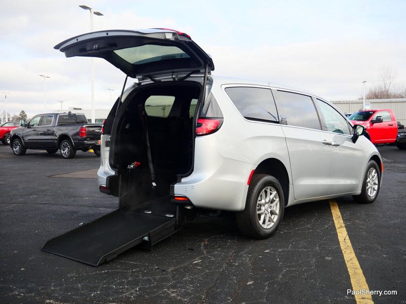 New 2026 Chrysler Pacifica Select