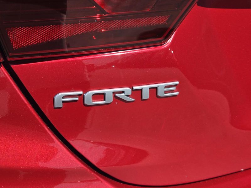 Used 2023 Kia Forte LXS IVT