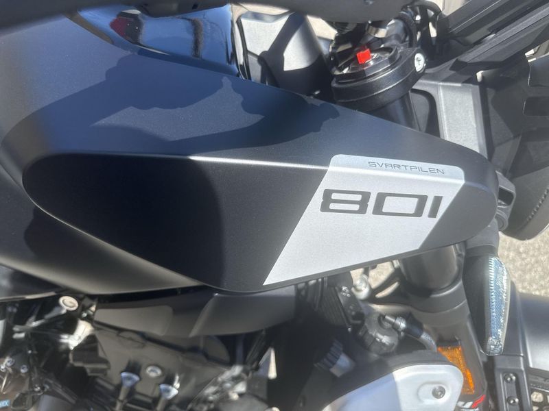 New 2025 Husqvarna SVARTPILEN 801 Image 15