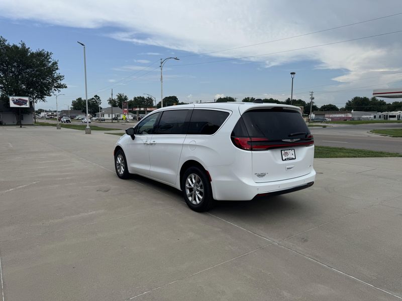 New 2025 Chrysler Pacifica SelectImage 6