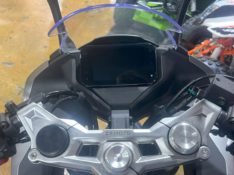 2025 CFMOTO 300SS Image 6