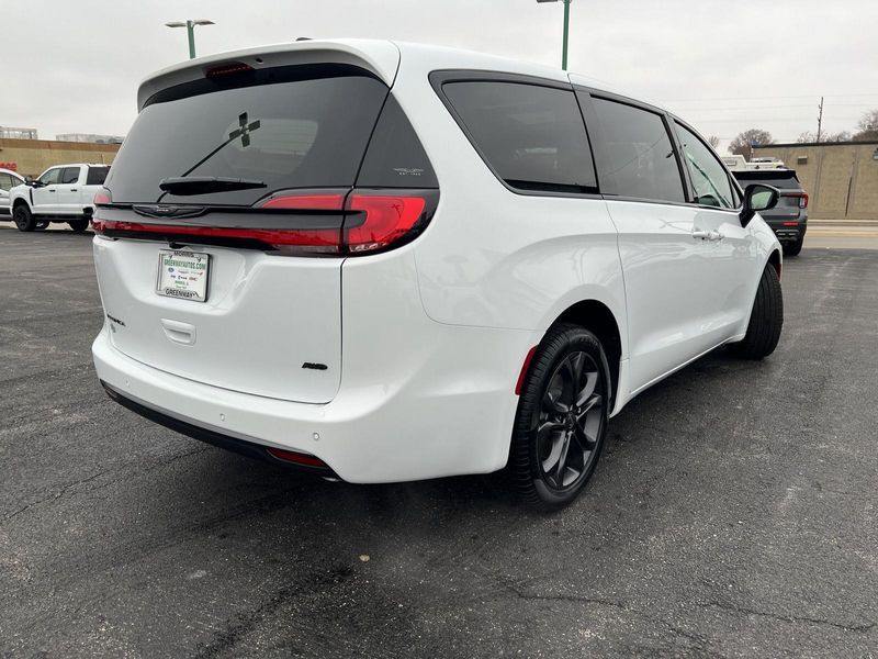 2026 Chrysler Pacifica photo 4
