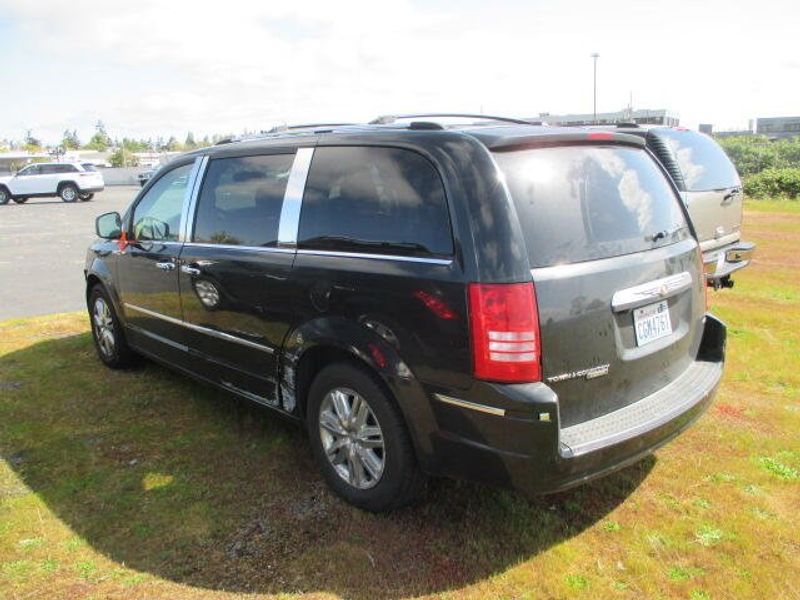 2008 Chrysler Town & Country LimitedImage 8