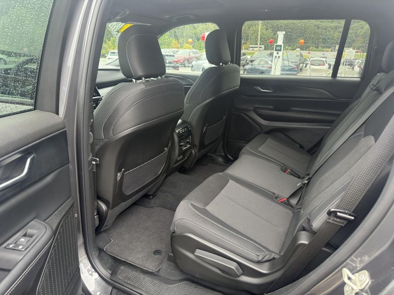 Used 2024 Jeep Grand Cherokee L Laredo