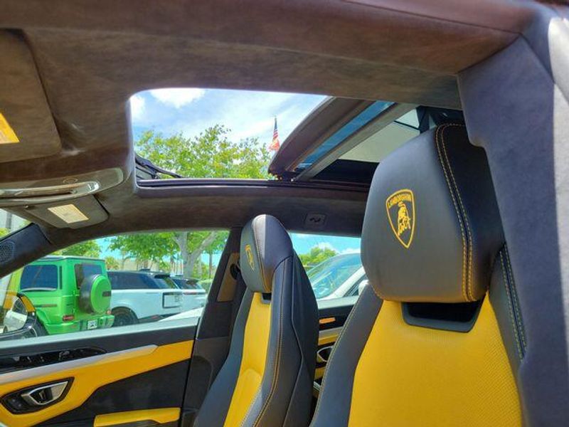 2019 Lamborghini Urus photo 18