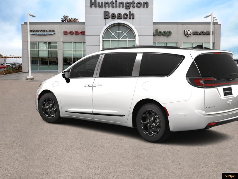 2024 Chrysler Pacifica Hybrid Select Premium SImage 4