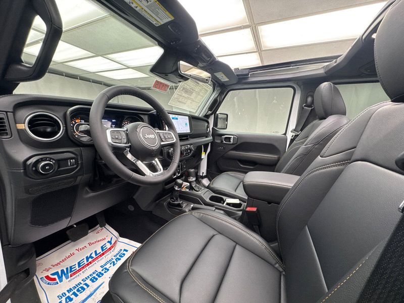 2025 Jeep Wrangler 4-door SaharaImage 9