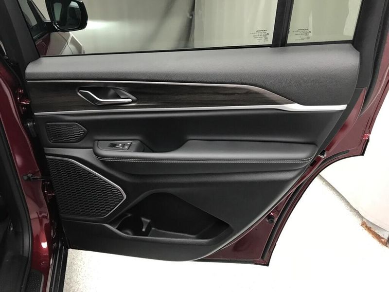 New 2026 Jeep Grand Cherokee L Limited 4x4Image 14