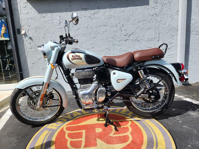 2024 Royal Enfield CLASSIC 350  in a HALCYON GREY exterior color. Royal Enfield Motorcycles of Miami (786) 845-0052 remotorcyclesofmiami.com 